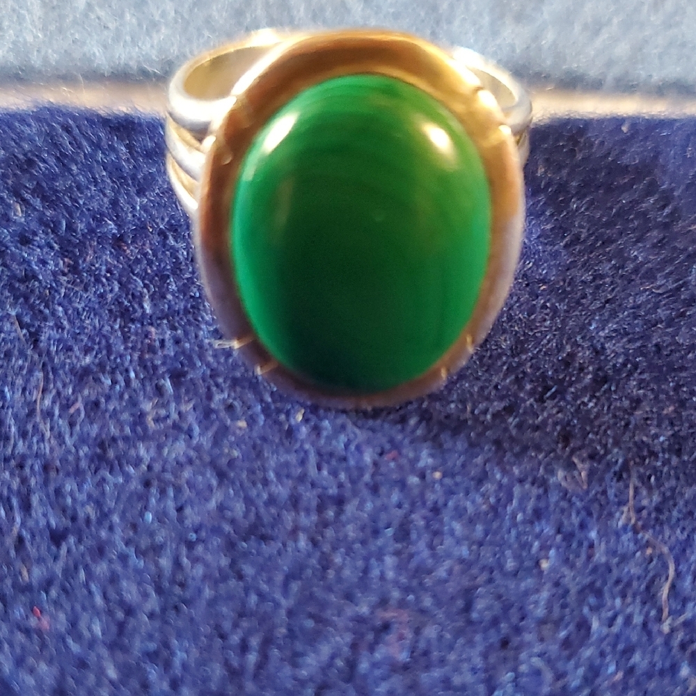 Elegant Green Stone Gold Ring - Picture 2 of 6